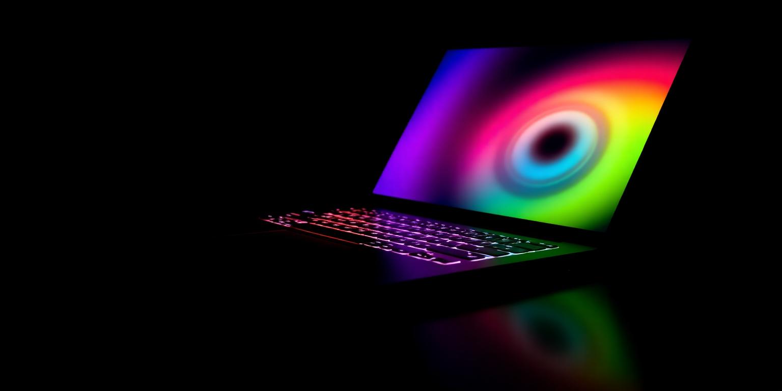 Laptop com teclado RGB colorido